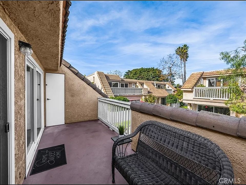 Balcony with 2 storage rooms