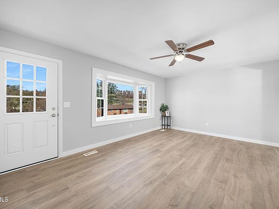 5th image of 903 Charlem Ct