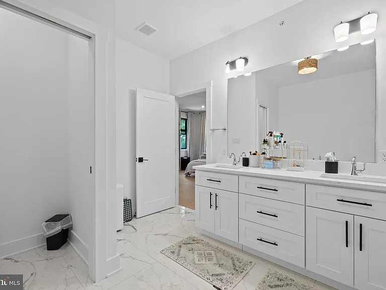 985 Henry Ave — Photo 22