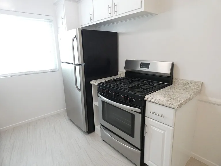 751 S Curson Ave — Photo 17