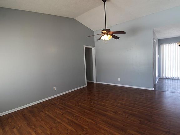 2nd image of 909 Fontana Ln