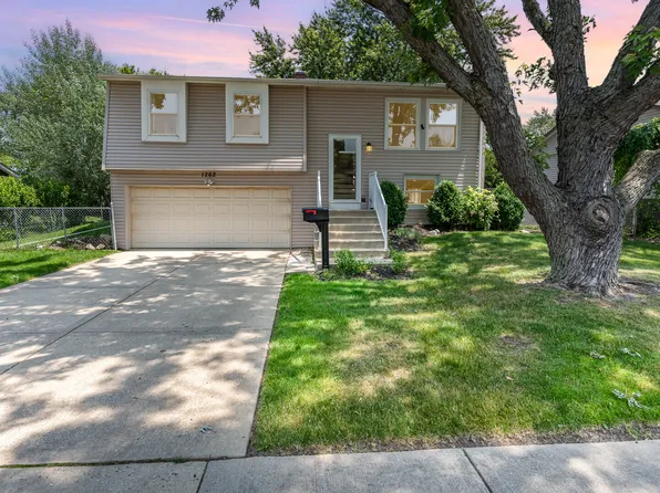 1262 N Kennedy Dr, Streamwood, IL 60107