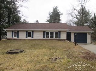 1304 N Silverleaf St, Gladwin, MI 48624