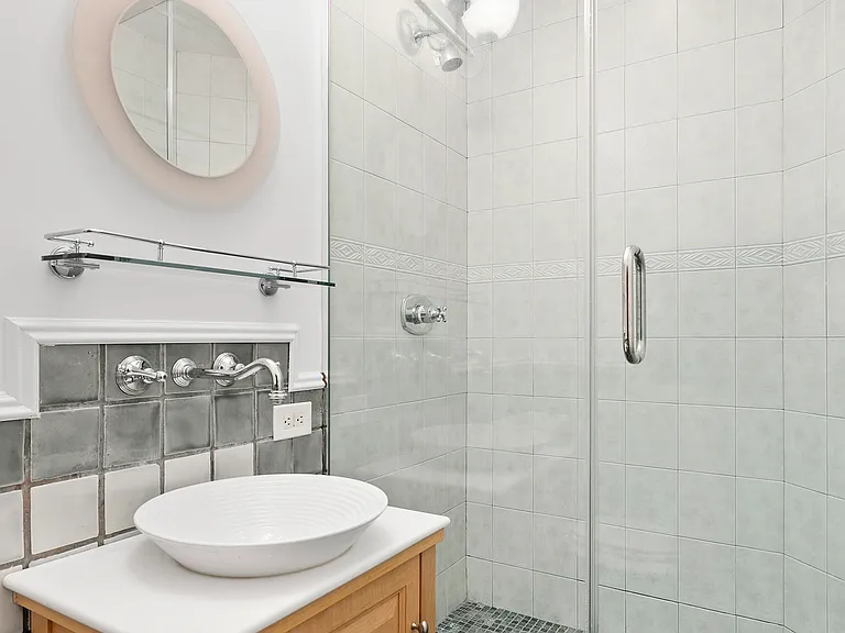 240 E 47th St #6F — Photo 10