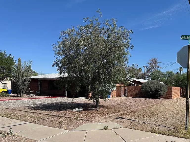 1739 E Edison St — Photo 17