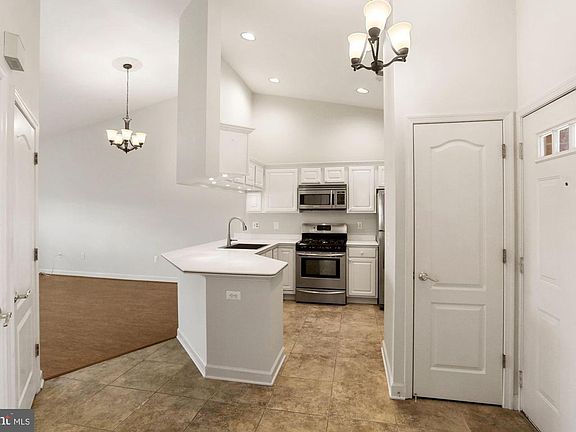5th image of 6924 Fairfax Dr Unit 424