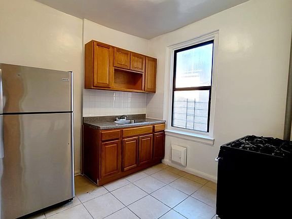 3rd image of 5 E 213th St #23