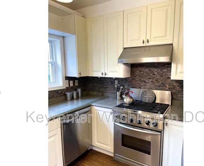 242 Emerson St NW #NW — Photo 2