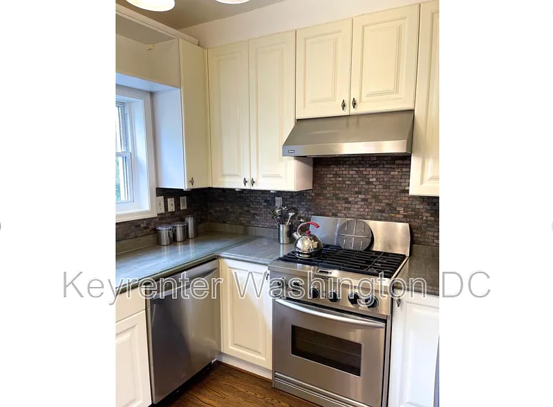 Building Photo - 242 Emerson St NW #NW