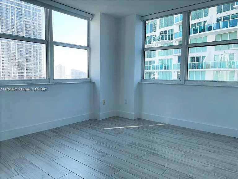 31 SE 5th St #19 — Photo 9