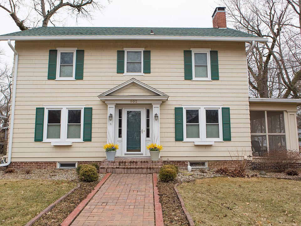 1st image of 902 C Ave E