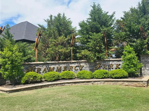 2005 NE Chaucer St, Bentonville, AR 72712