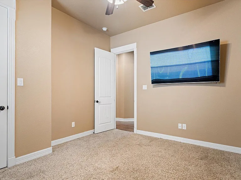 916 Easton Dr — Photo 22