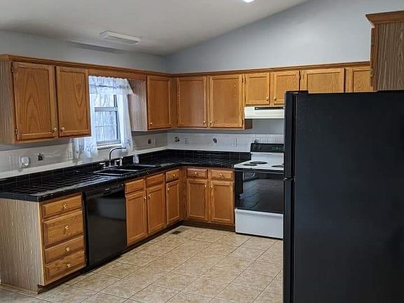 4th image of 975 Beth Dr