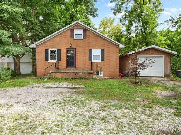 325 W North St, Staunton, IL 62088