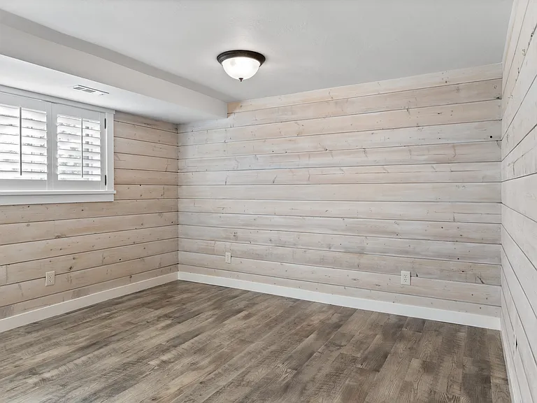 8 N 325 E — Photo 15