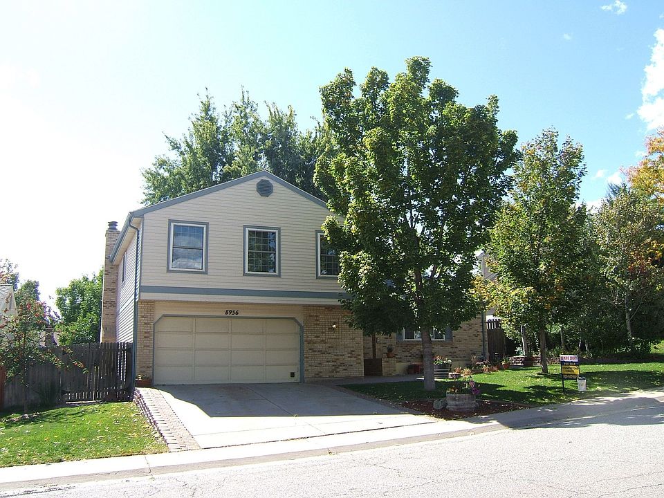 Traditional 2200 sq ft tri-level