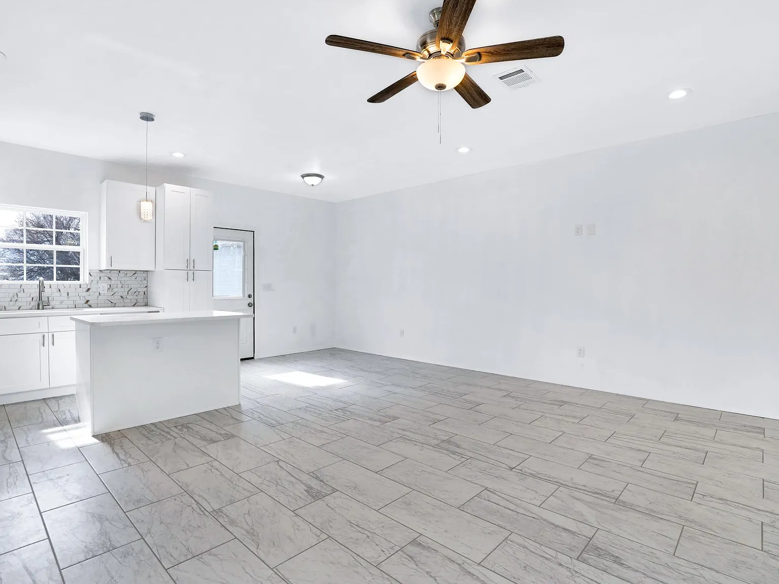 3 bed, 2.5 bath, 1401 sqft, $1,750 — Photo 3
