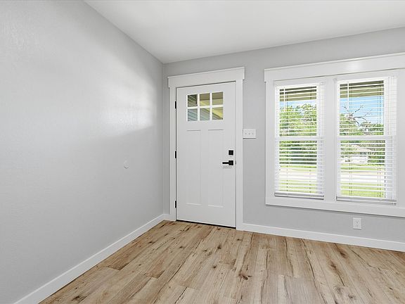 5th image of 401 W Hillcrest St