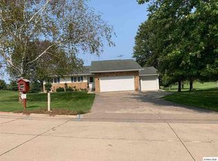 1800 Swagosa Dr, Maquoketa, IA 52060