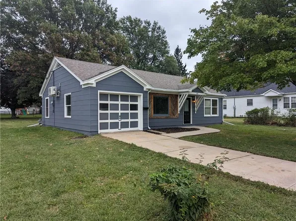 607 S 2nd St, Hiawatha, KS 66434