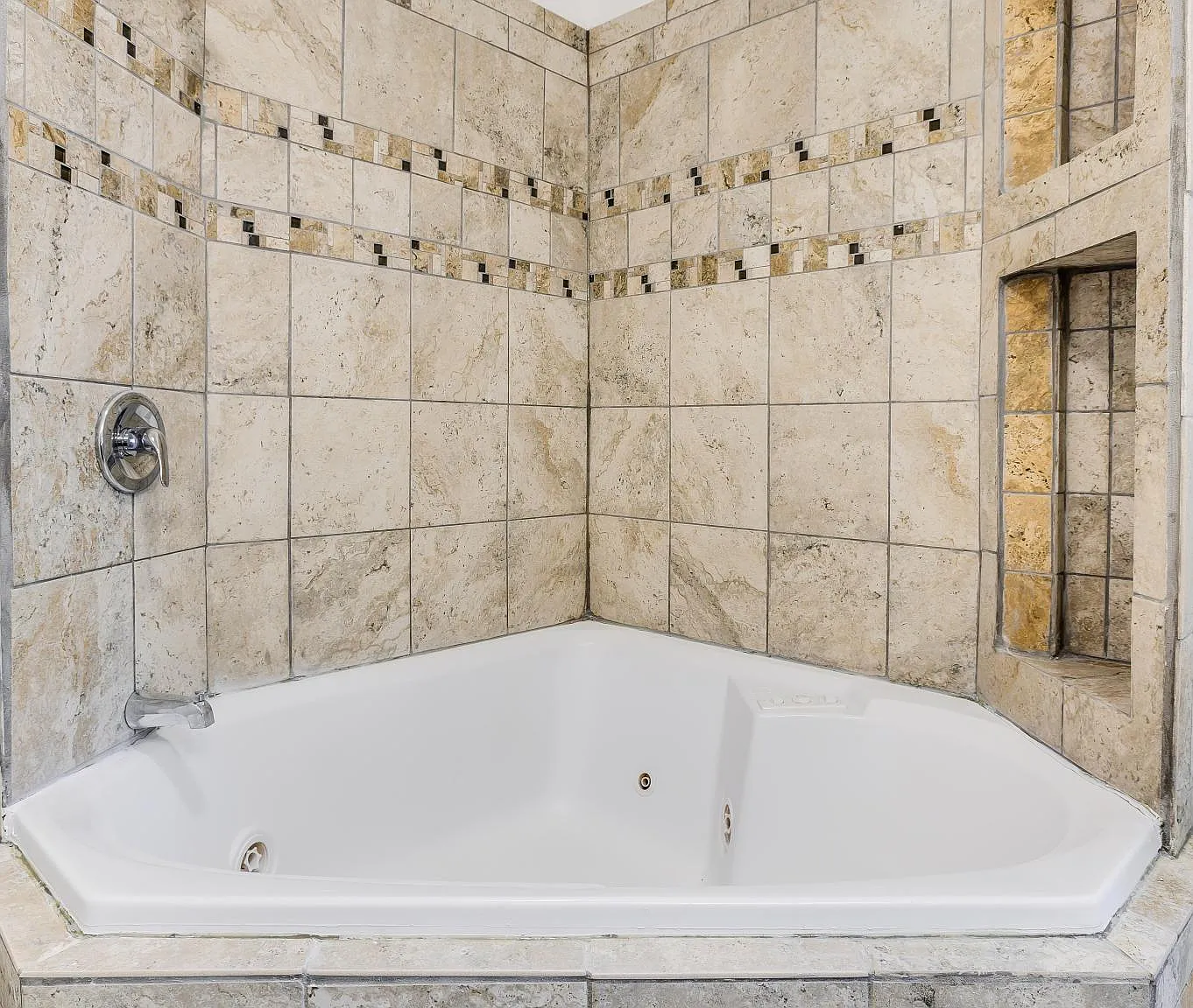 4 bed, 1616 sqft, $2,700 — Photo 4