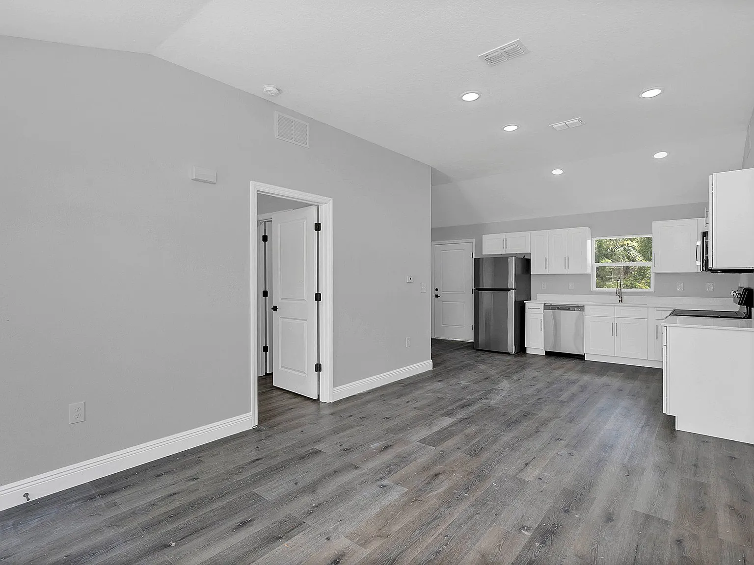 3 bed, 2.0 bath, 1095 sqft, $1,695 — Photo 2