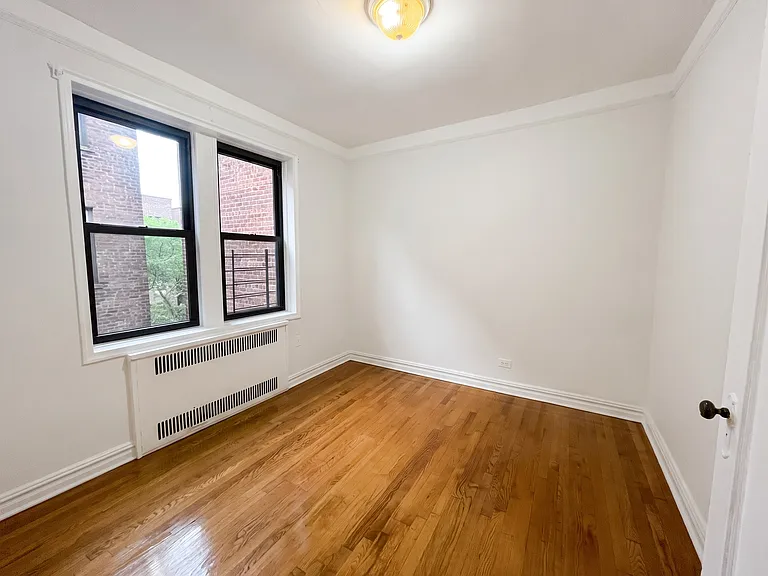 1550 E 13th St #5 — Photo 8