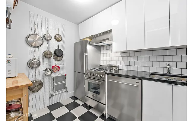 Sold by Douglas Elliman | media 8