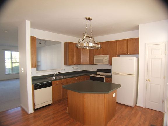 Kitchen w/Island