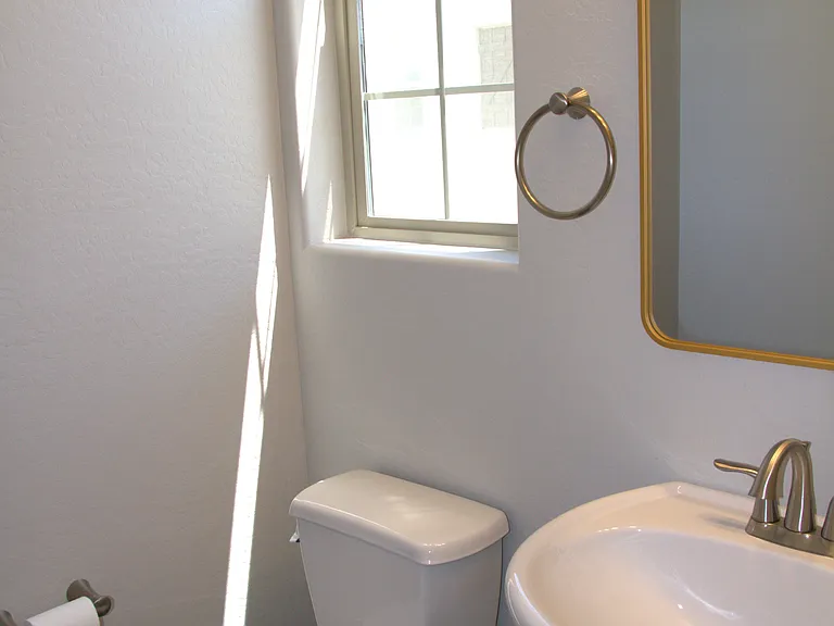 1676 E Hampton Ln — Photo 10