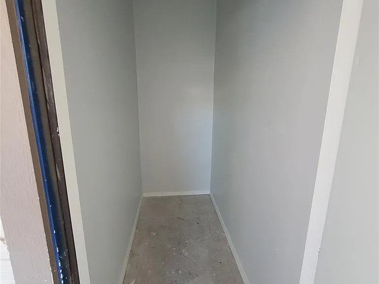 7055 N Holiday Dr — Photo 16