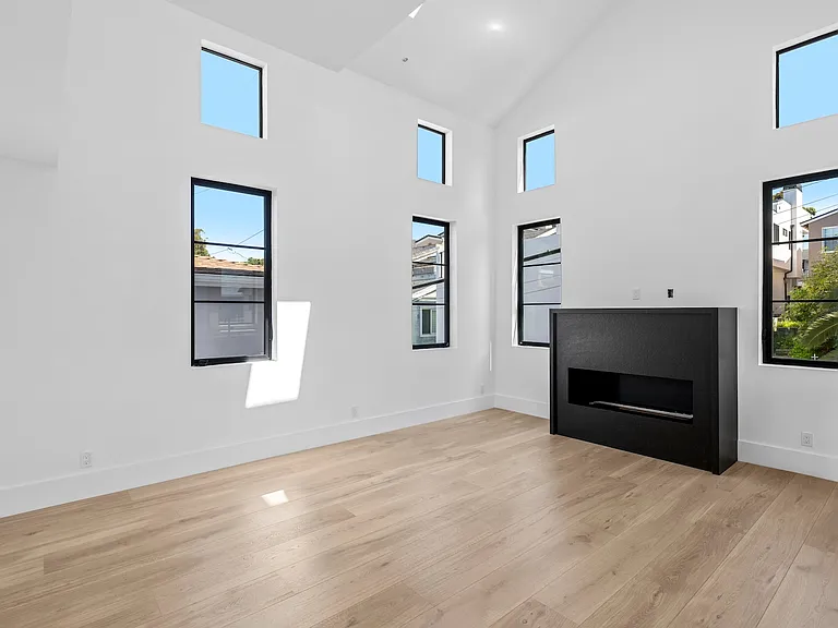 700 1/2 Iris Ave — Photo 7