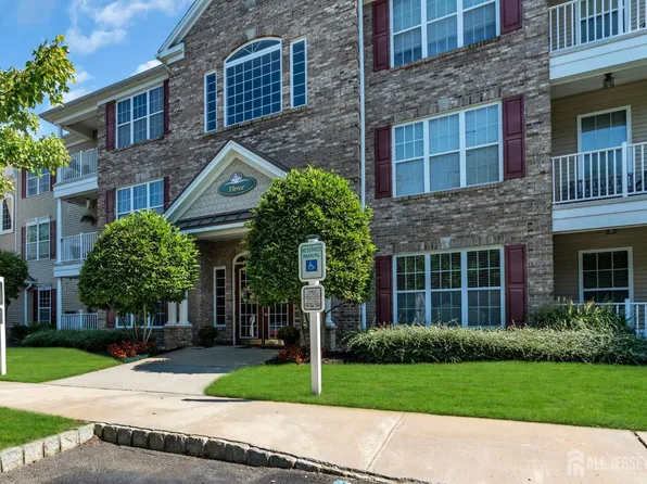 313 Sophee Ln, Lakewood, NJ 08701