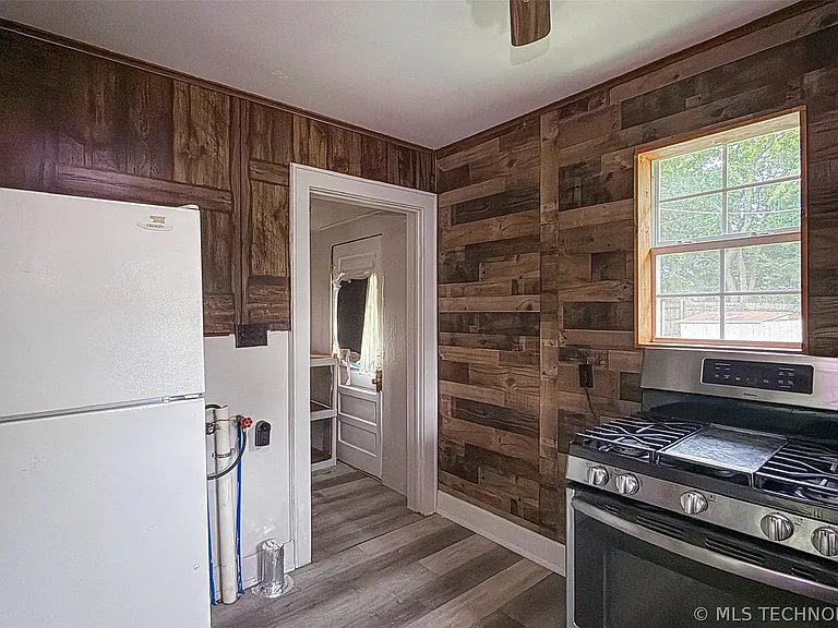 613 W 23rd St — Photo 12