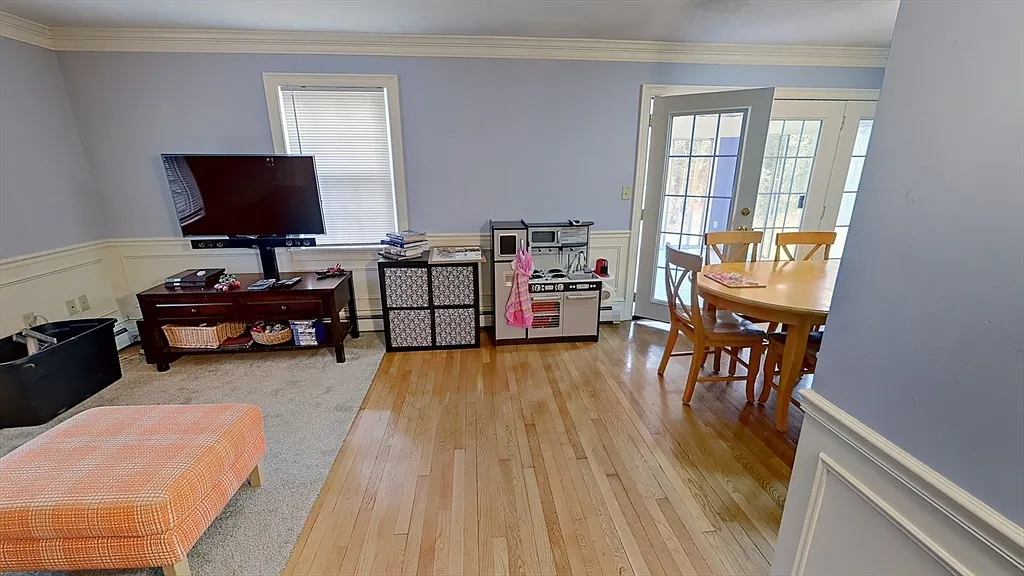 3 bed, 2.5 bath, 2442 sqft, $3,800 — Photo 3