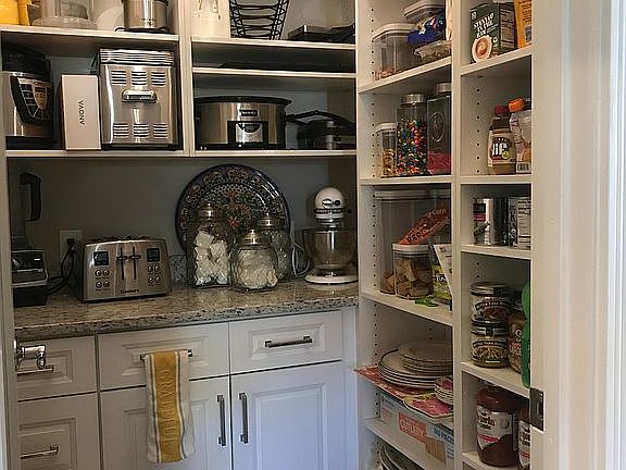 Walk-in pantry 