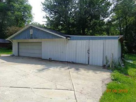 2nd image of 7495 Lake St