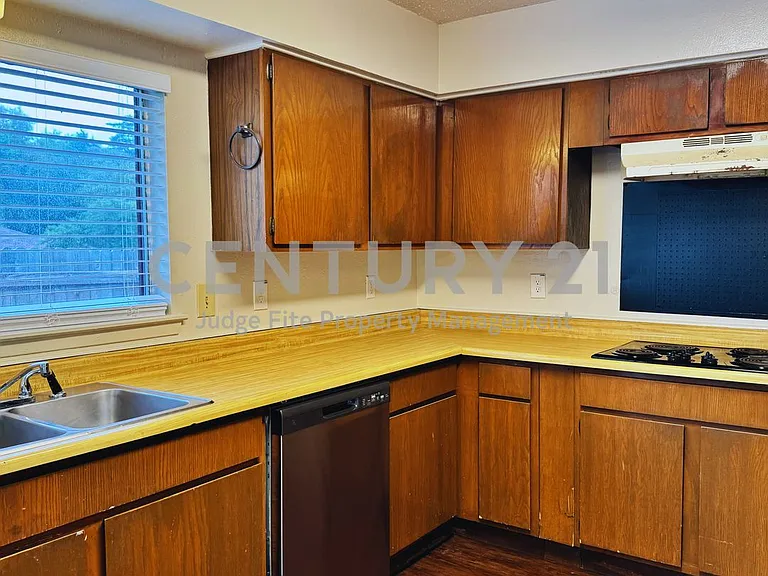 628 Taylor Ct — Photo 6