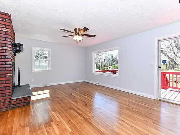 4th image of 121 Park Dr
