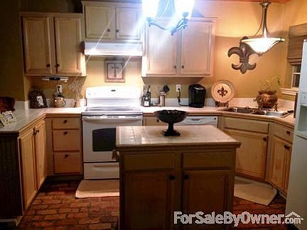 Kitchen : Also has pine ceilings