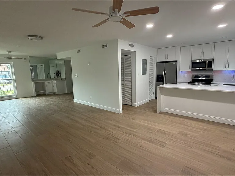 3418 W Saint Conrad St — Photo 2