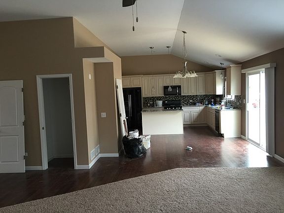 5th image of 440 W Oak St