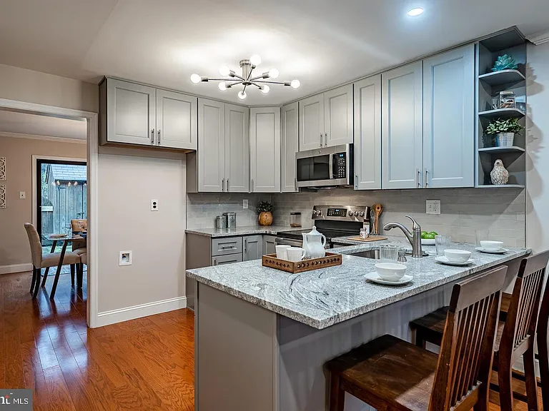 313 Albans Ct — Photo 6