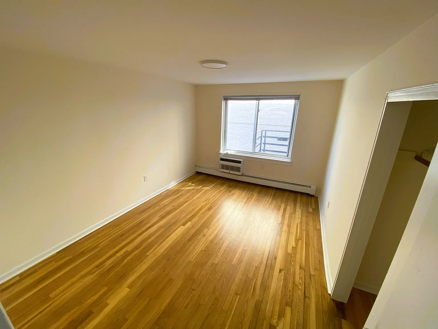 1 bed, 650 sqft, $1,700 — Photo 4