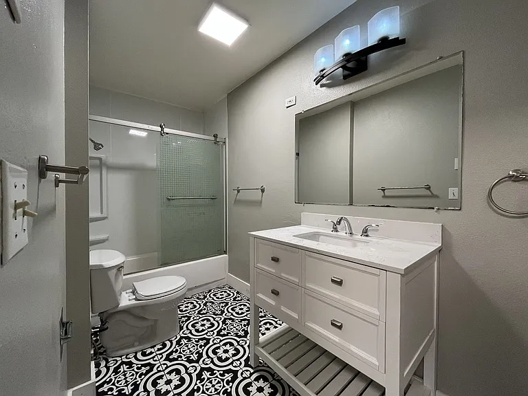15827 NE Glisan St #5 — Photo 24