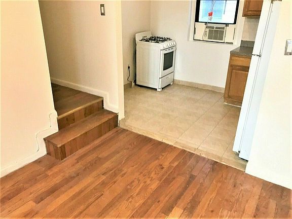 2nd image of 2105 33rd St APT 1