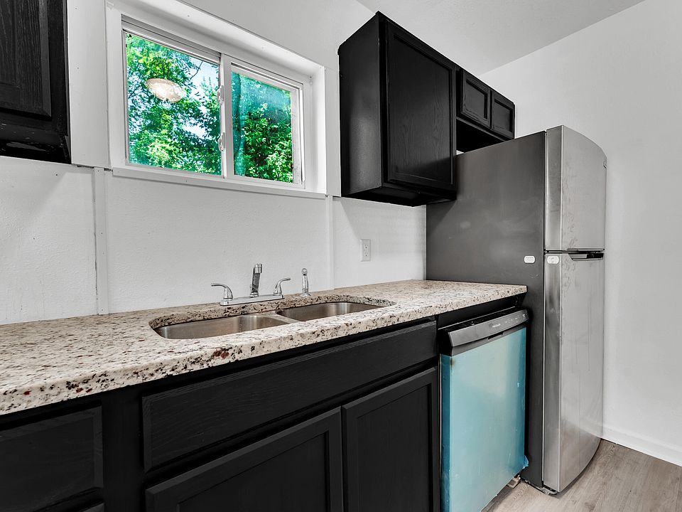 7th image of 827 E Garfield Street