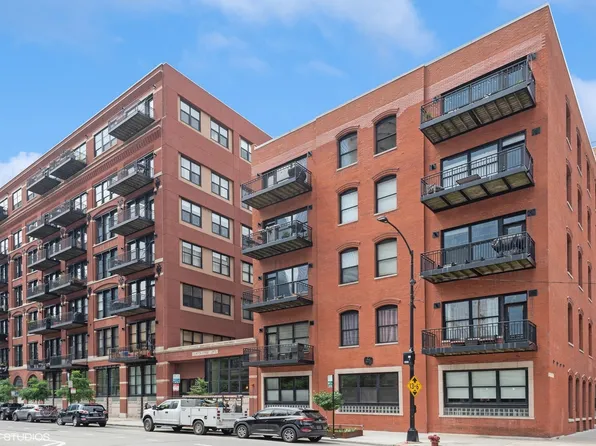 226 N Clinton St APT 221, Chicago, IL 60661