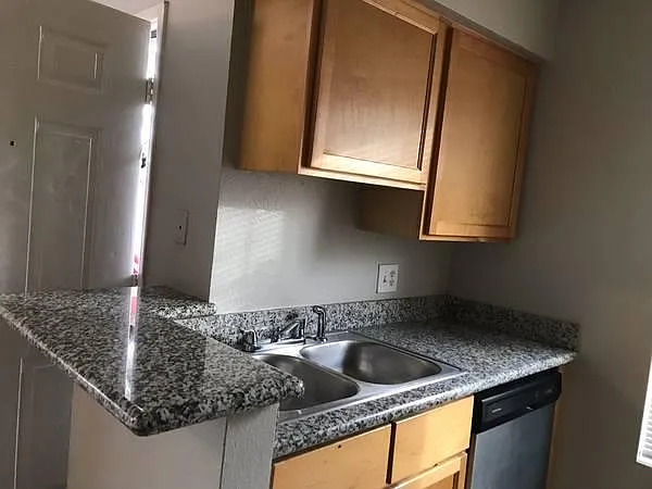 4410 N Longview Ave — Photo 3